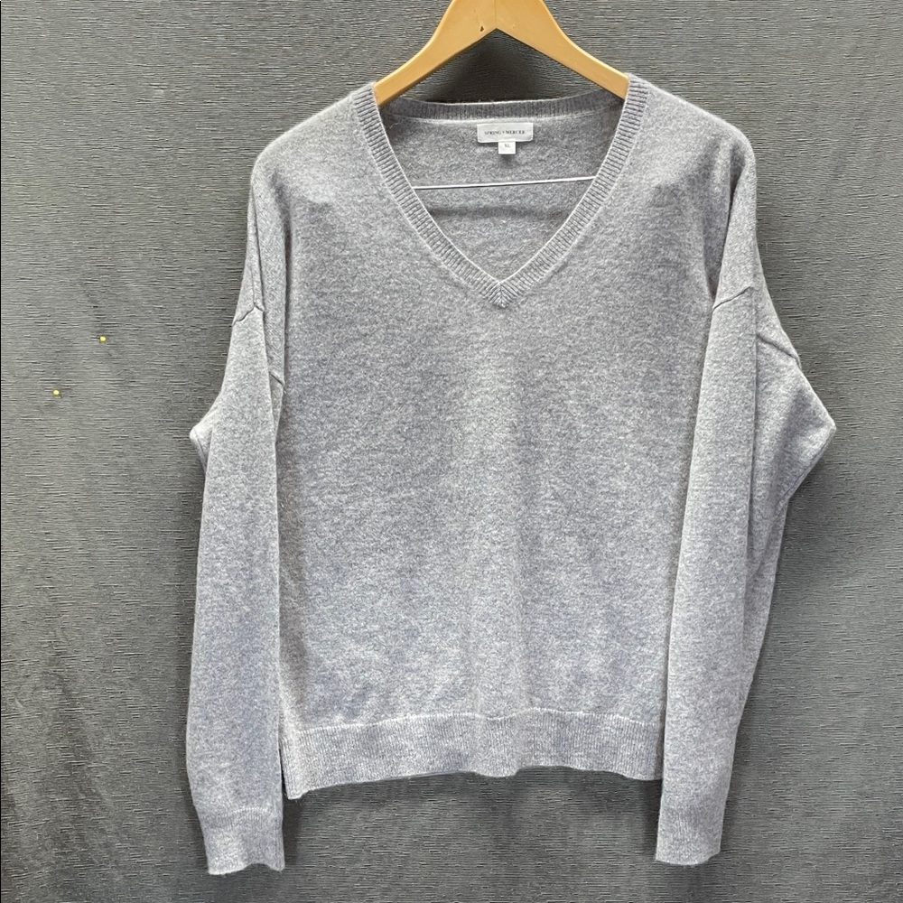 Spring + Mercer 100 % Cashmere Cozy V-Neck Sweater in Light Gray‎